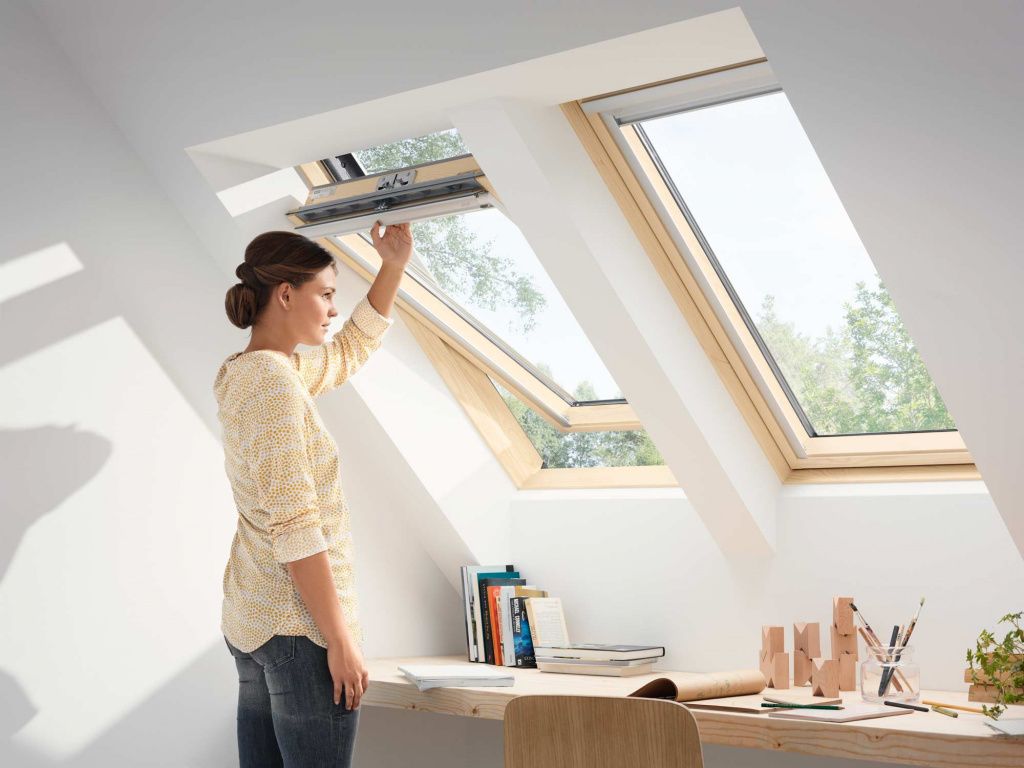 мансардное окно velux woodline дизайн gll 1061 (ручка сверху, 2 камеры), 55х98 см